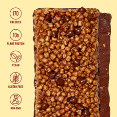 Mezcla trozos de almendra sobre la barra añadiendo crocancia nutritiva