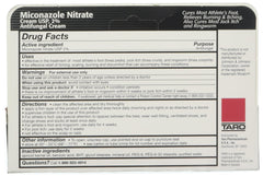 Miconazole crema textura cremosa en mano para aplicación y fácil absorción
