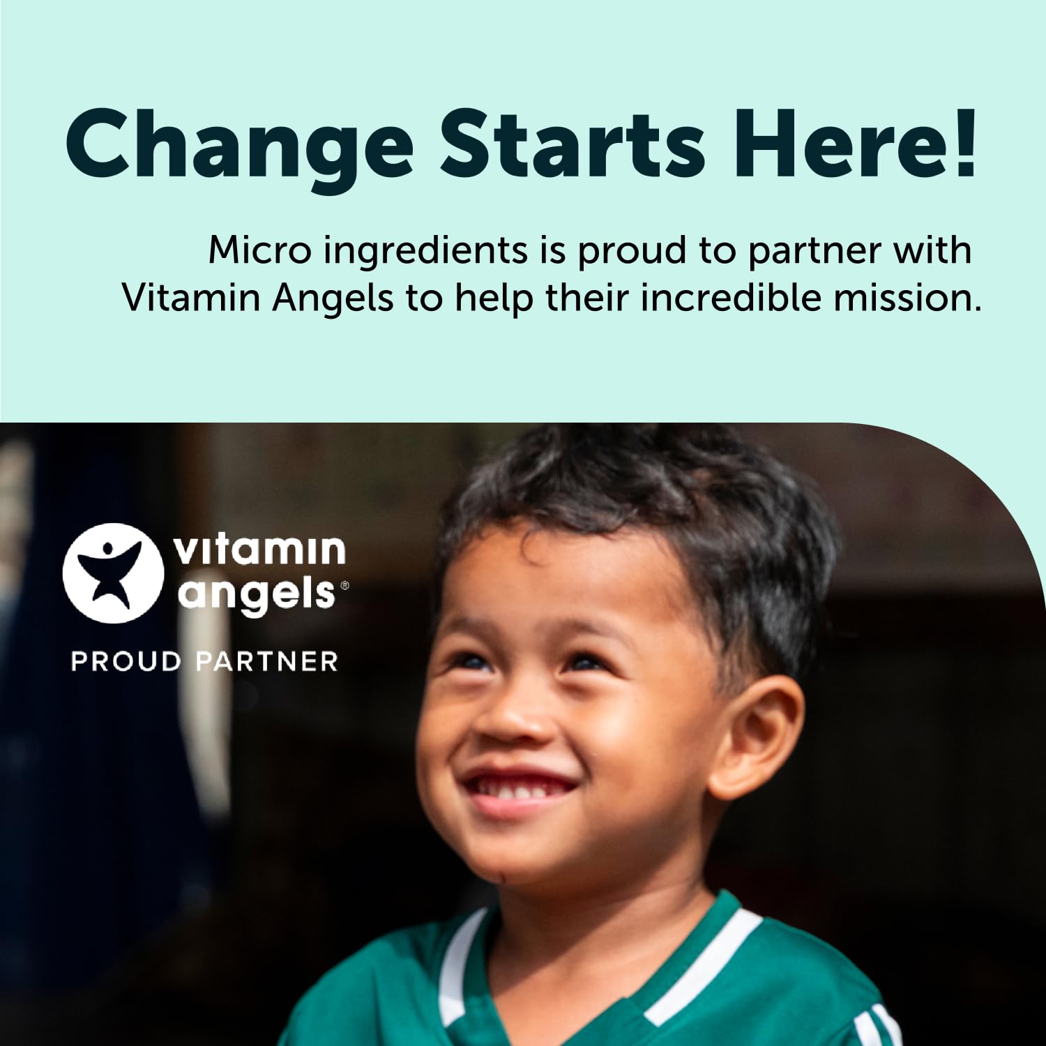 Micro Ingredients frasco en mesa de cocina junto a vaso de agua para rutina diaria