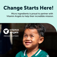 Micro Ingredients frasco en mesa de cocina junto a vaso de agua para rutina diaria