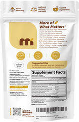 Micro Ingredients softgels sobre mesa junto a un vaso de agua en uso diario