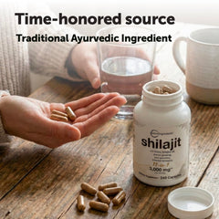 Micro Ingredients persona tomando cápsulas en mano para demostrar uso diario sencillo
