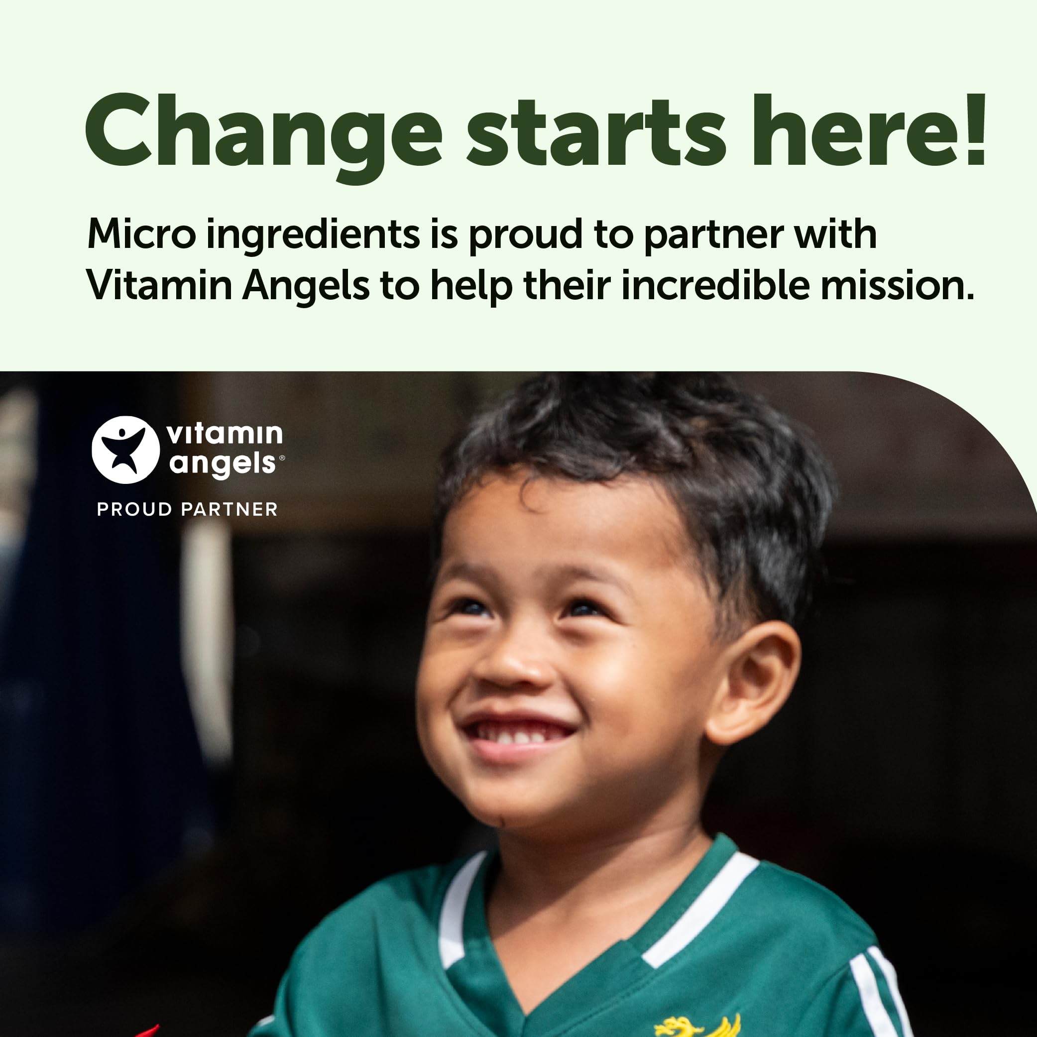 Micro Ingredients cápsulas junto a botella de viaje sugiriendo uso diario práctico