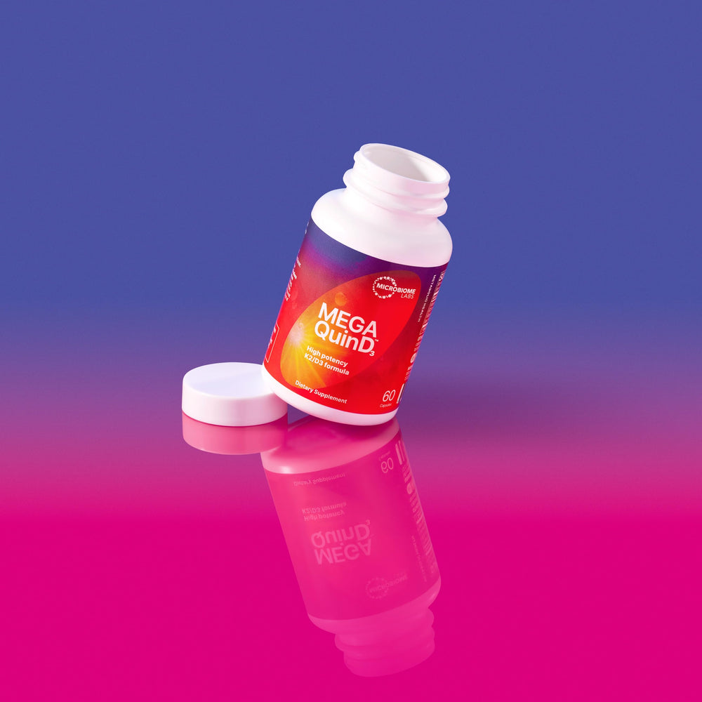 Microbiome Labs cápsula MegaQuin en mano para mostrar tamaño y facilidad de ingestión