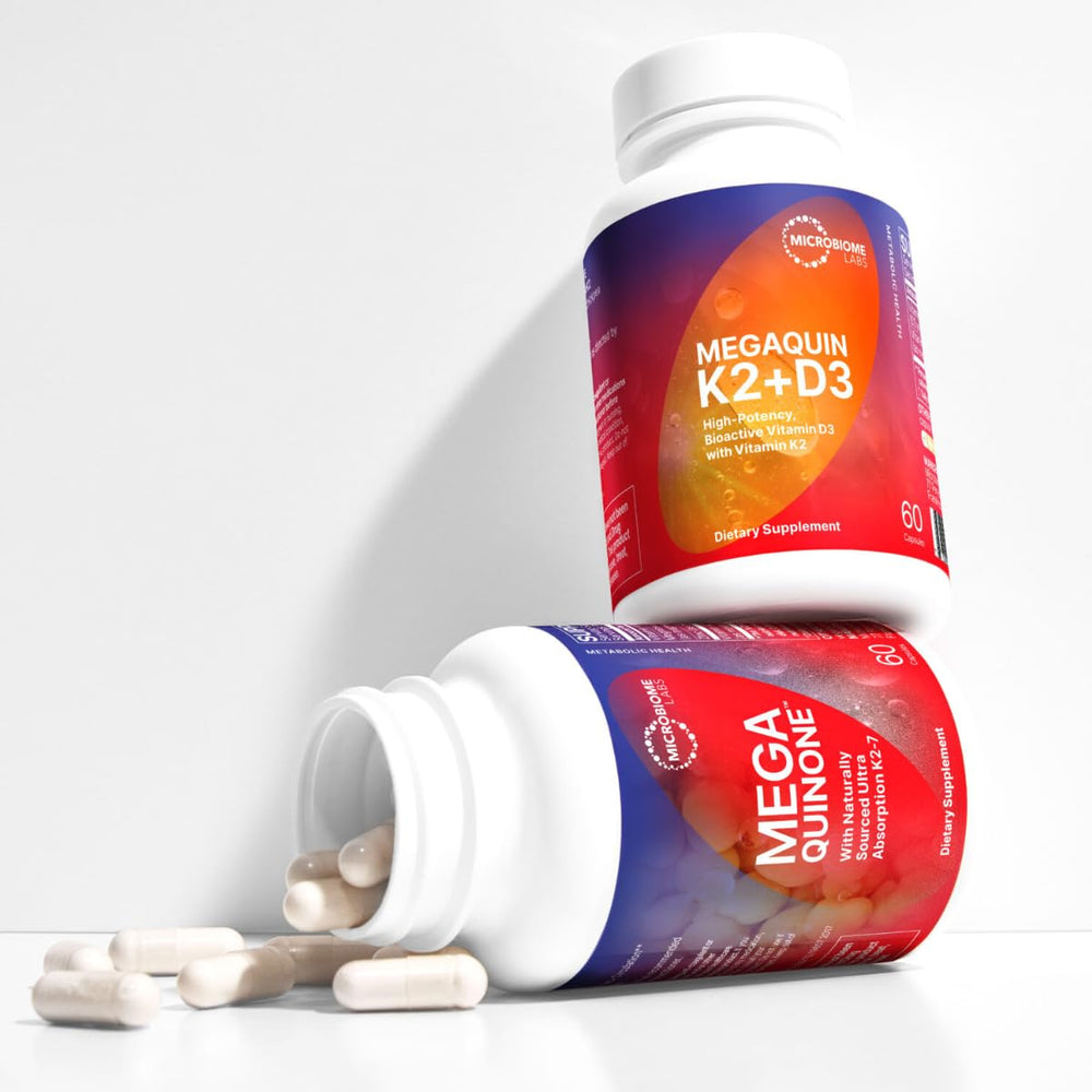 Microbiome Labs close-up de cápsula MegaQuin D3 K2 para apreciar textura y recubrimiento