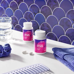 Microbiome Labs RestorFlora botella en mochila indicando conveniencia para viajes
