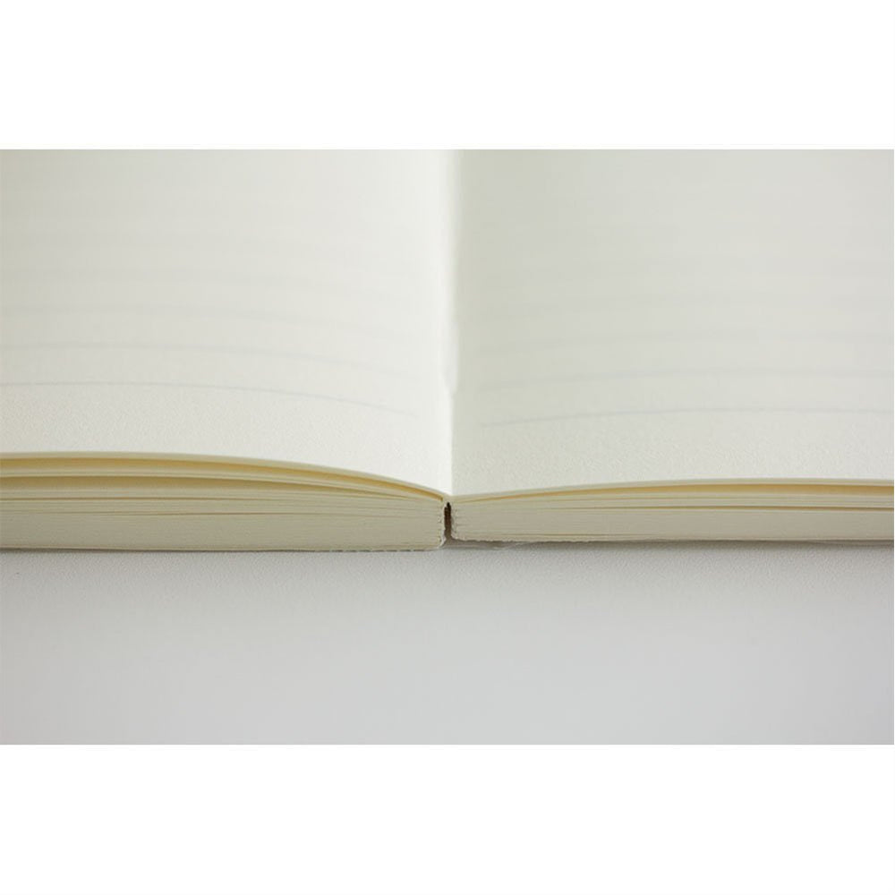 Midori libreta A5 en mano mostrando tamaño portátil y práctico