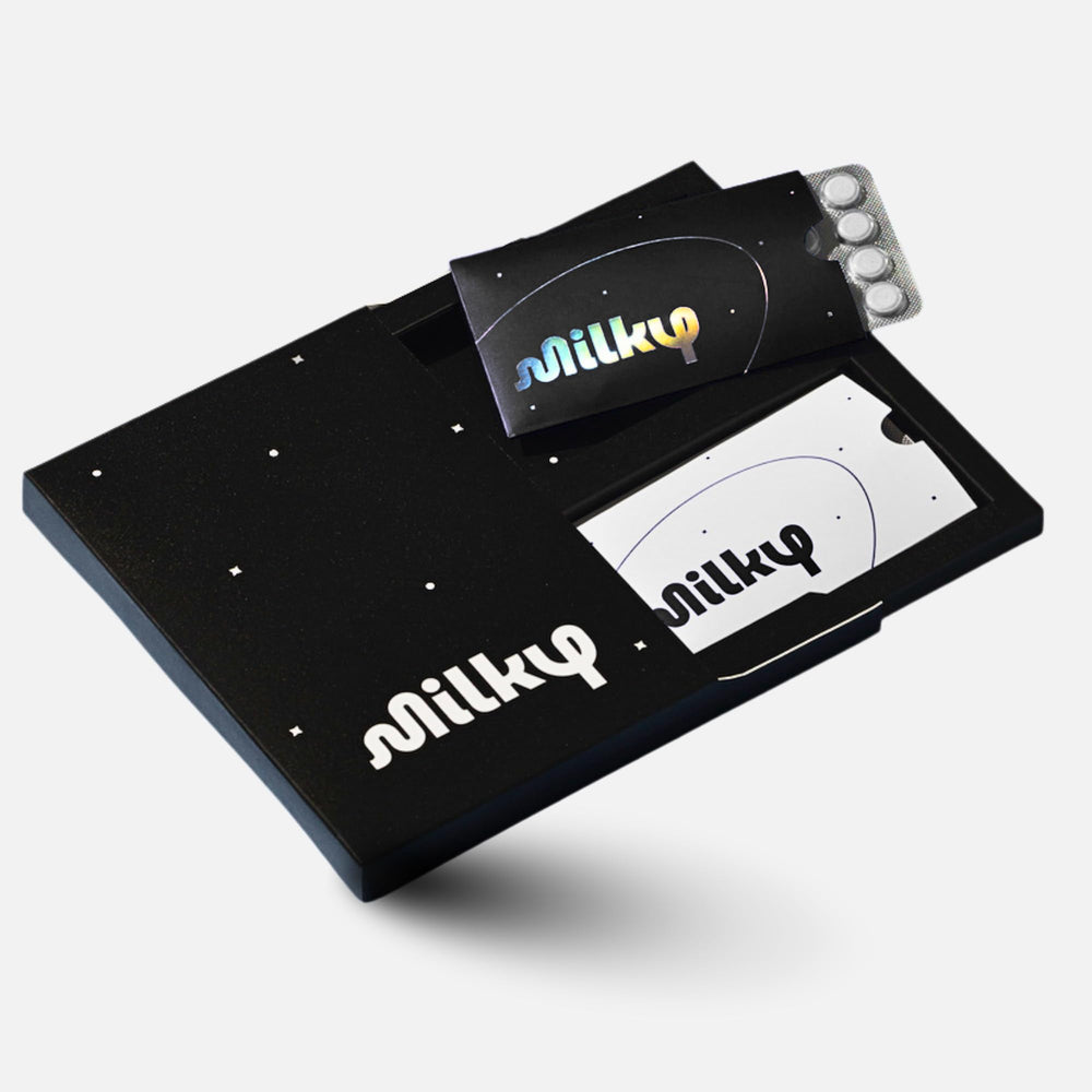 Milky envase frontal cosmic black muestra diseño y portabilidad