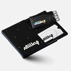 Milky envase frontal cosmic black muestra diseño y portabilidad