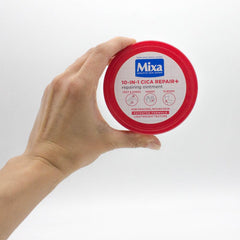 Comparación de tamaño del envase Mixa 150 ml junto a una mano para escala