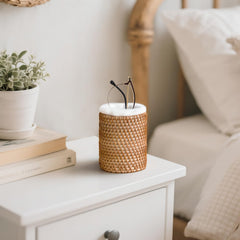 Mkono primer plano del tejido de rattan resaltando durabilidad