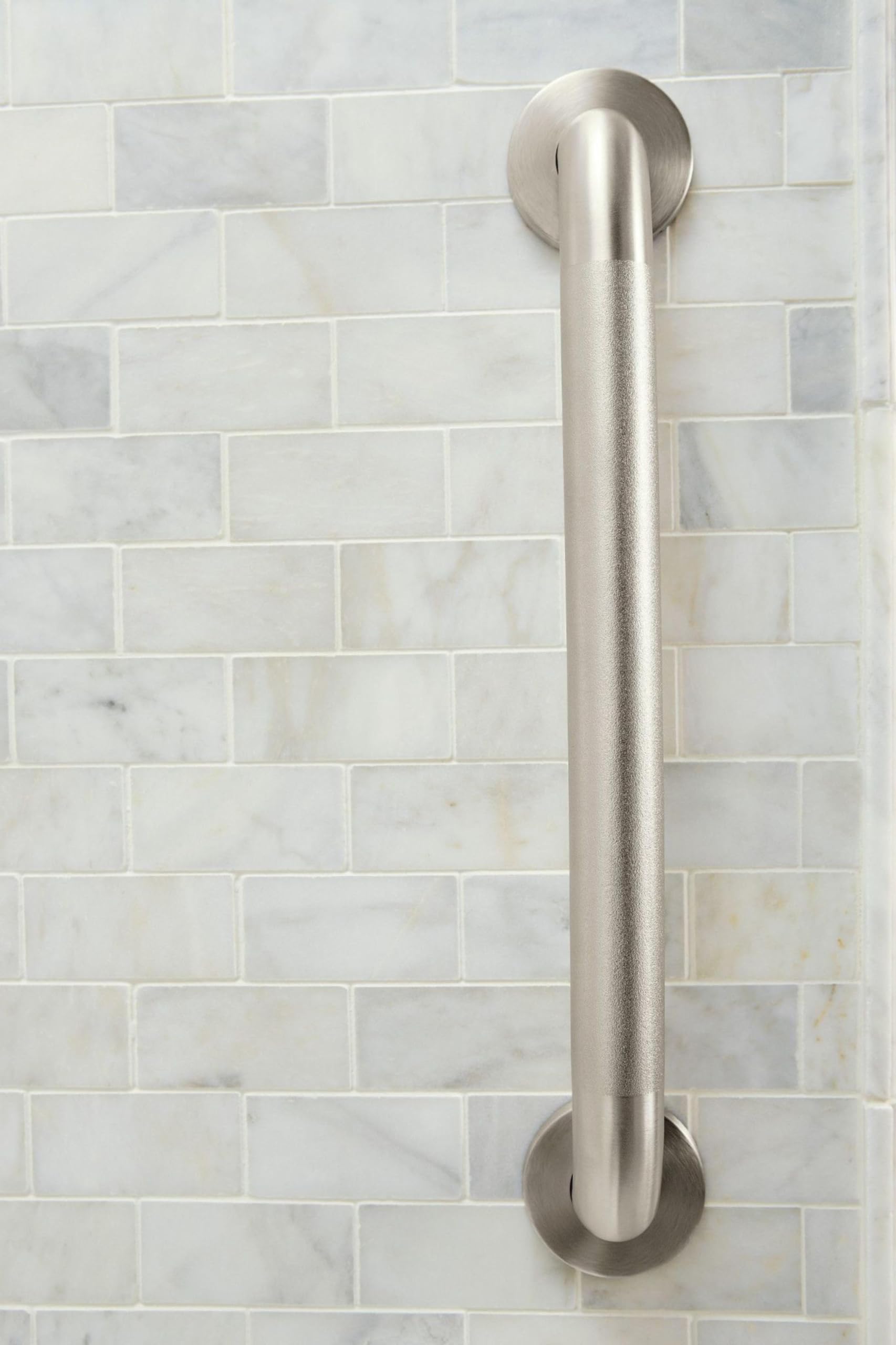 Moen comparación de escala con manos mostrando diámetro ergonómico