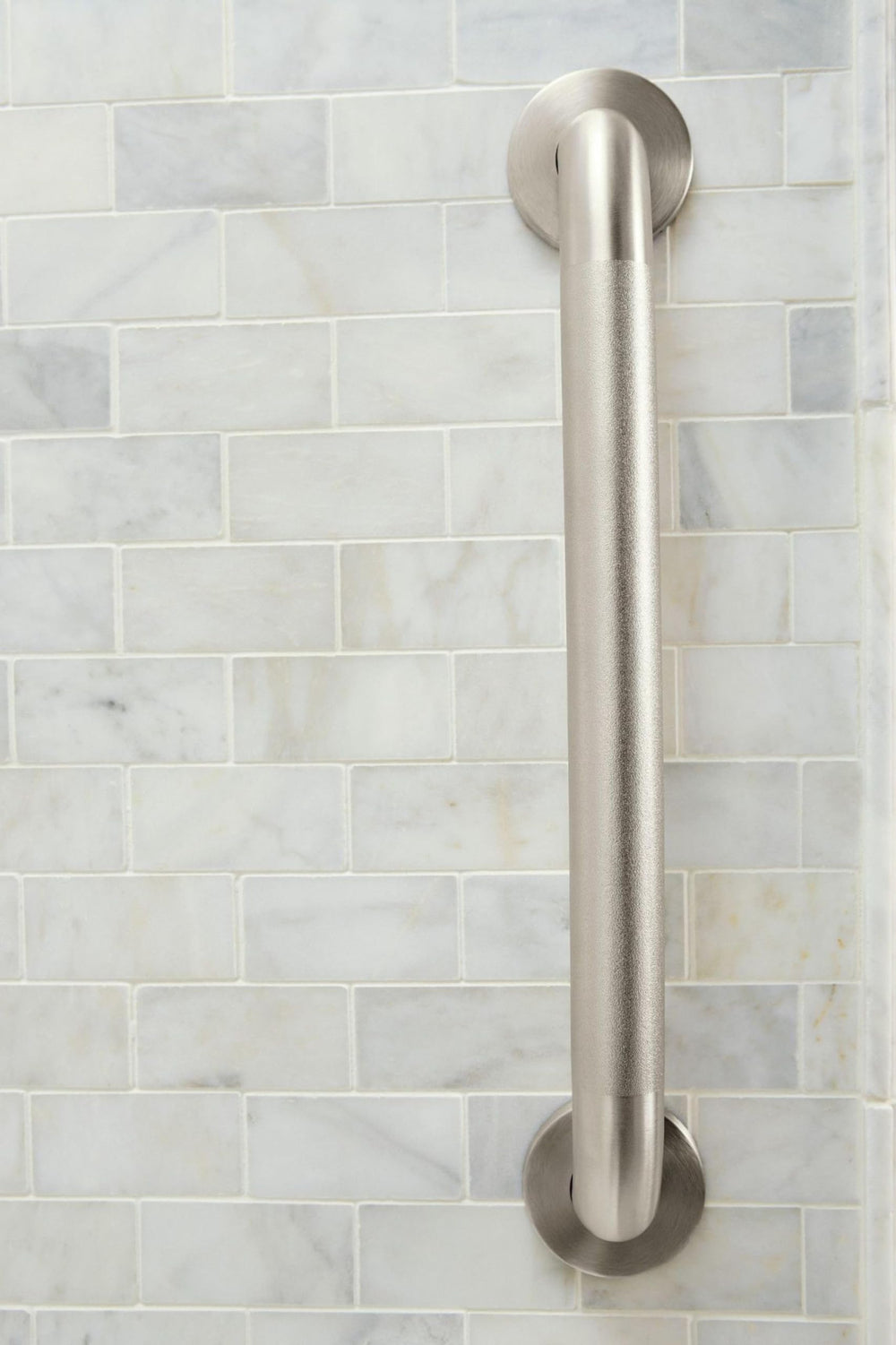 Moen comparación de escala con manos mostrando diámetro ergonómico
