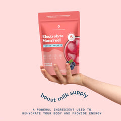 Sobre de Mom Fuel dentro de un bolso maternal, solución para salir hidratada