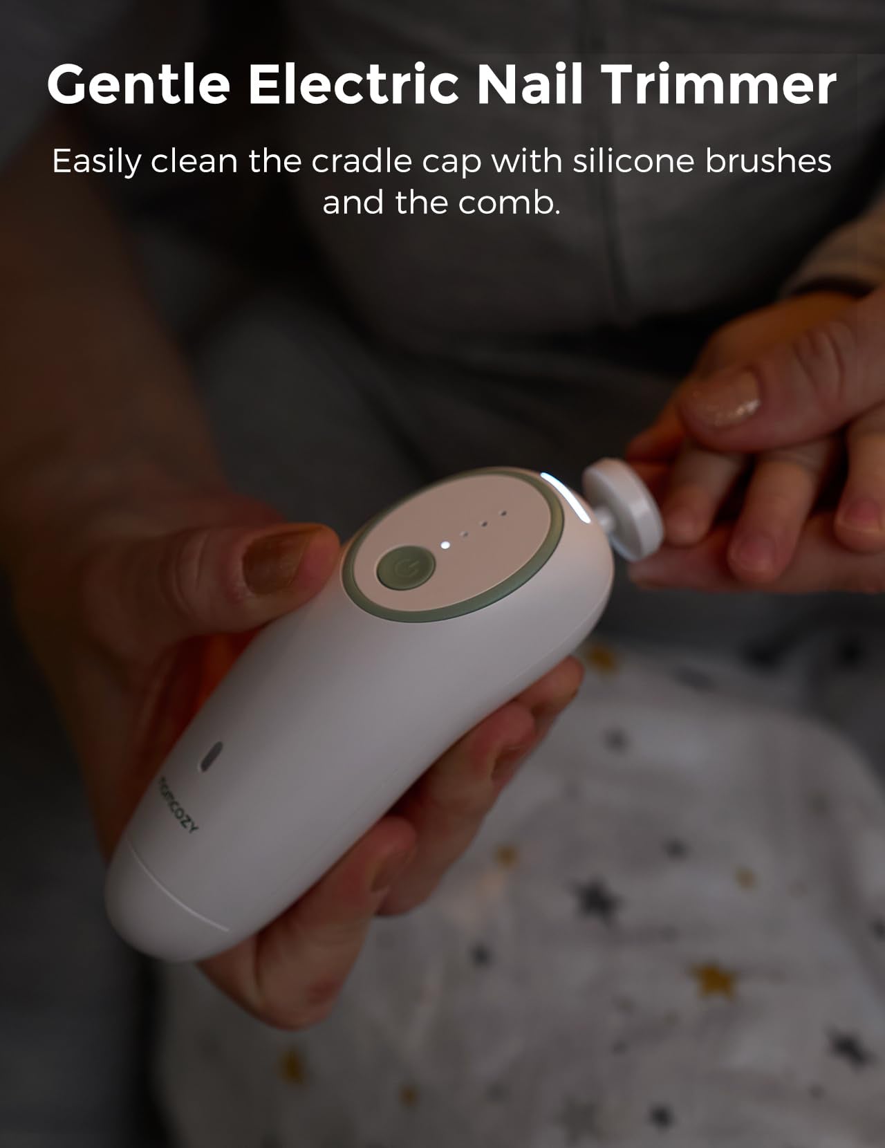 Momcozy cepillo de dedo oral en mano limpiando encías y promoviendo higiene