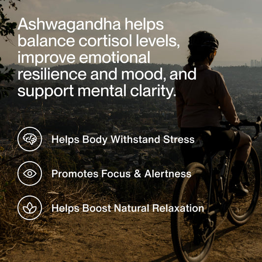 Momentous Ashwagandha NooGandha: cápsulas en mano para energía sostenida.