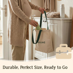 Mommyard productos junto a una mano para mostrar escala y cantidades incluidas
