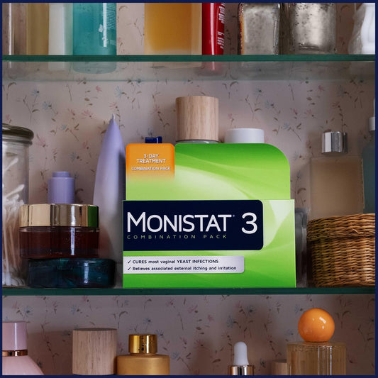 Mano sosteniendo aplicador prellenado Monistat 3-Day, aplicación sencilla