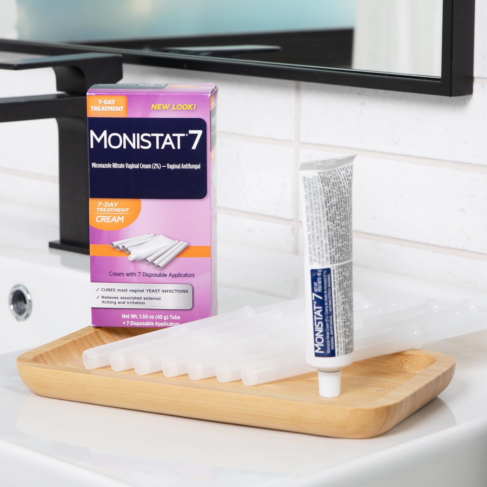 Monistat etiqueta con miconazol 2% destacando acción antimicótica
