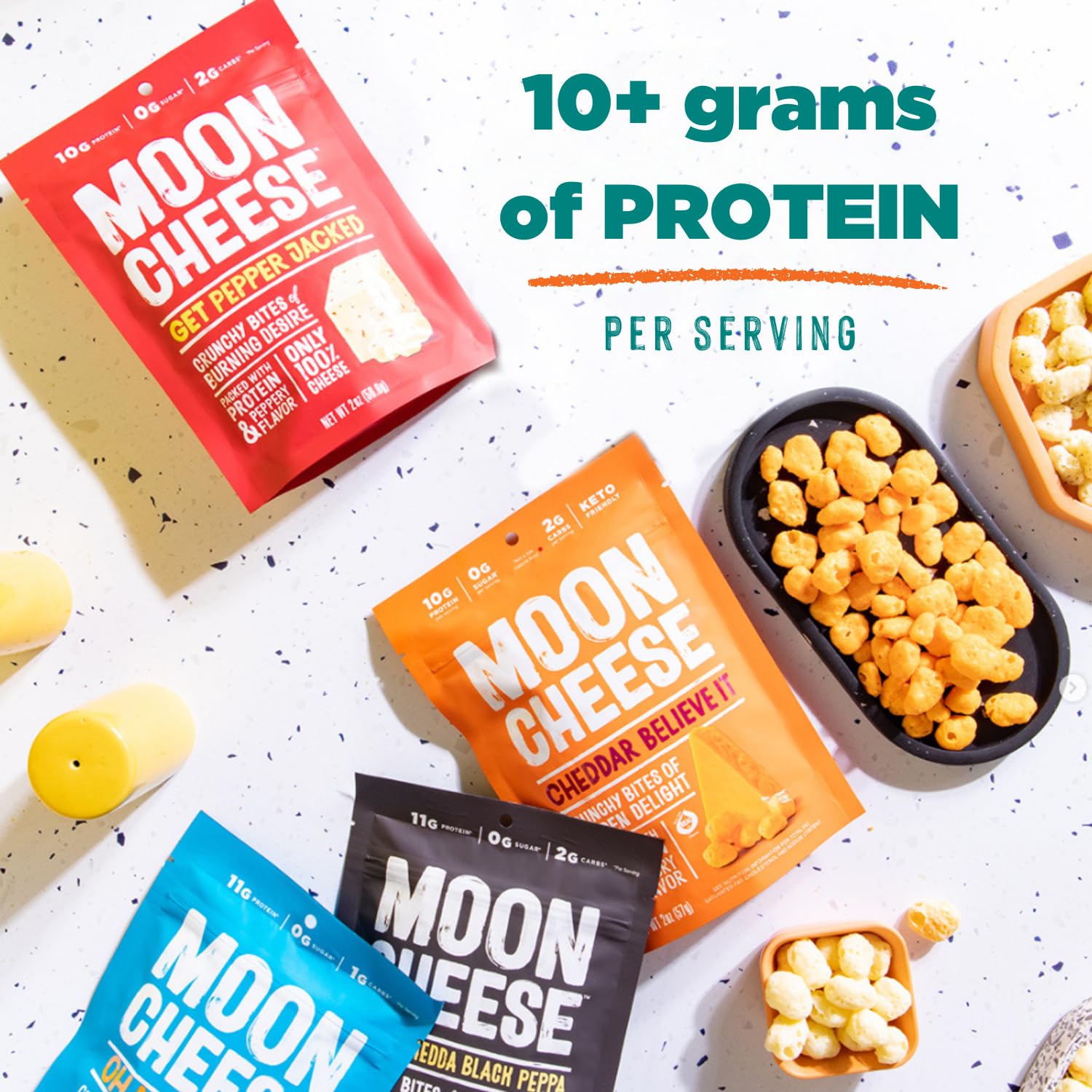Moon Cheese escena lifestyle con persona disfrutando el snack