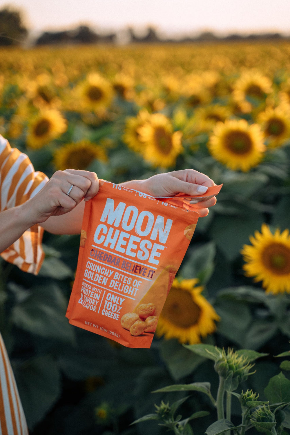 Moon Cheese piezas dentro de bolsa abierta, beneficio frescura inmediata