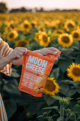 Moon Cheese piezas dentro de bolsa abierta, beneficio frescura inmediata