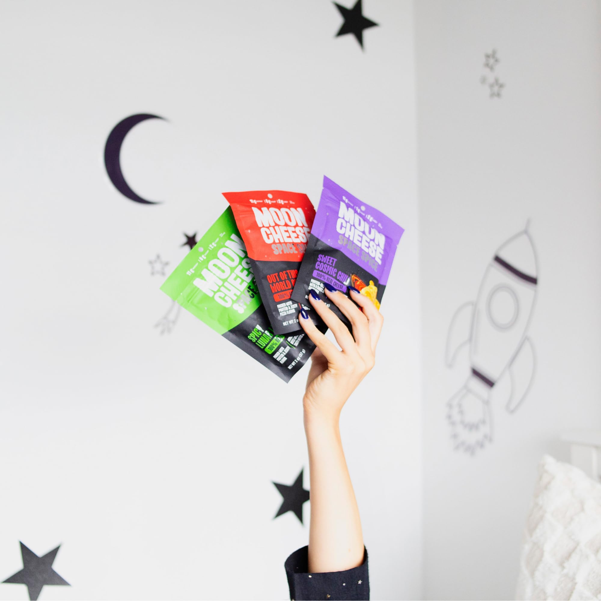 Moon Cheese producto en mano mostrando tamaño práctico y porción