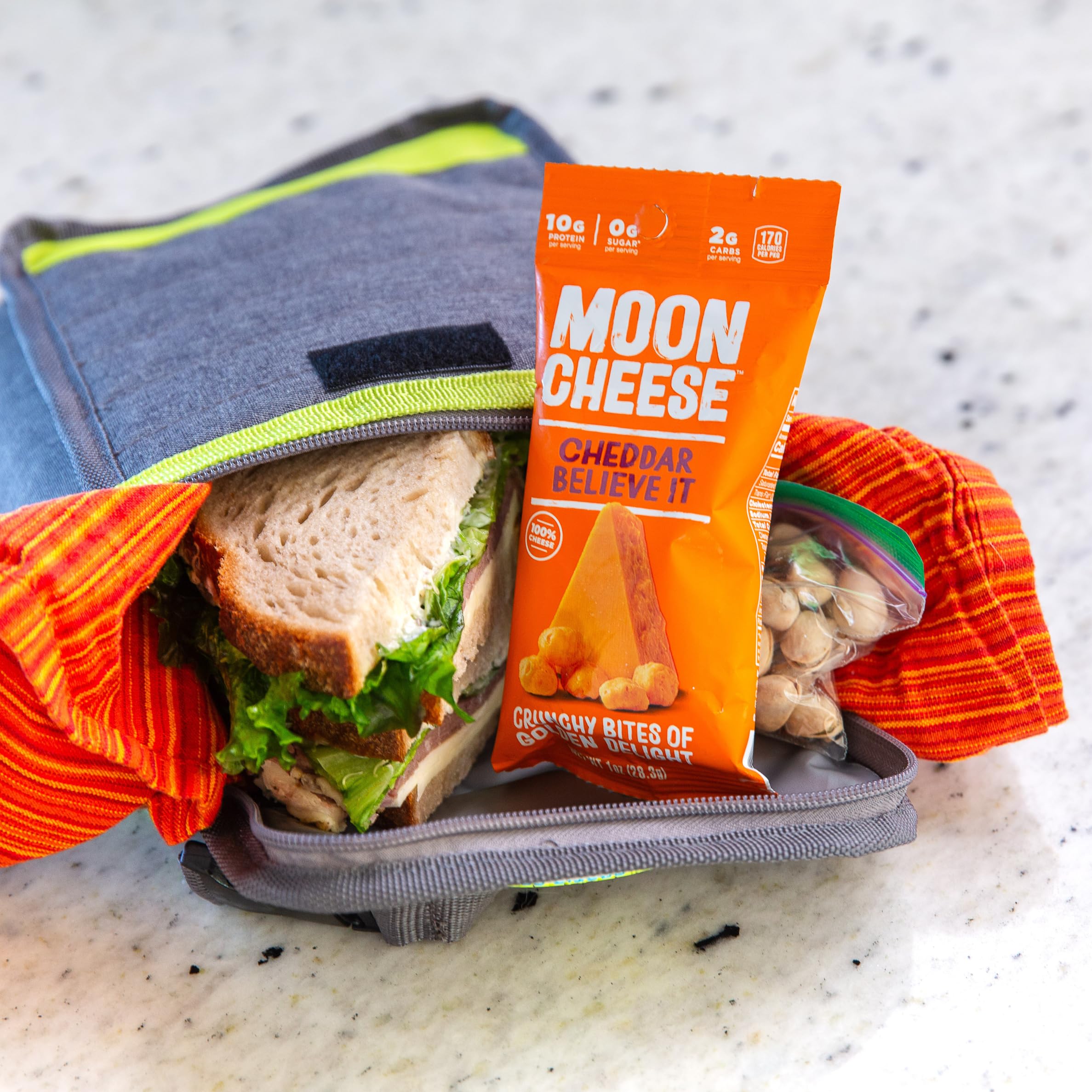 Moon Cheese dentro de mochila, snack listo para llevar