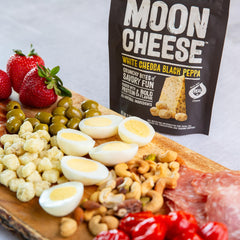 Moon Cheese servido en tabla de aperitivos, ideal para reuniones y snacks