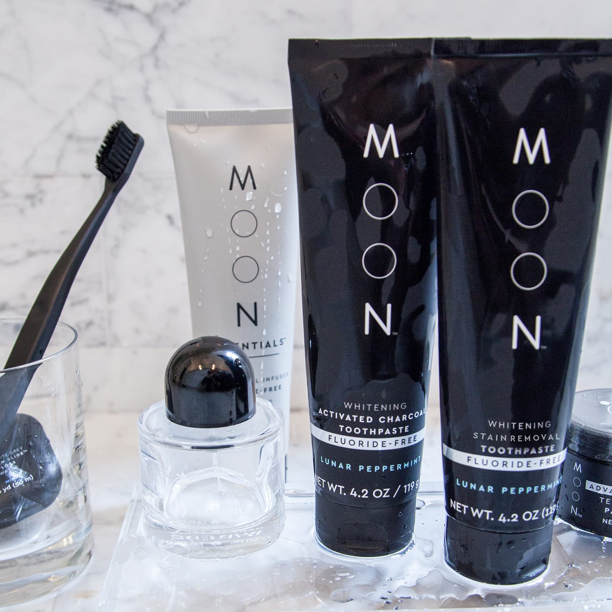 MOON estilo de vida con sonrisa fresca y aspecto natural