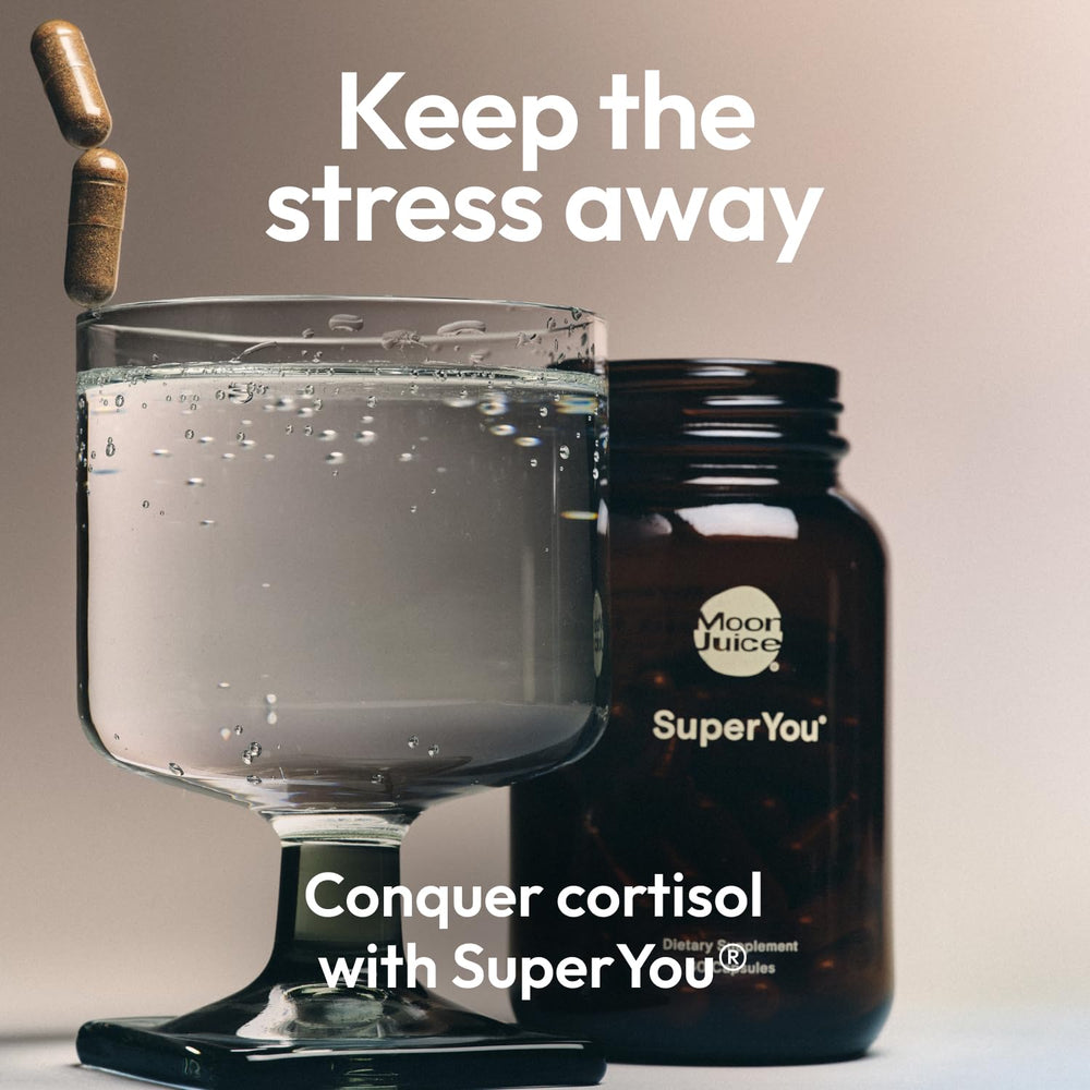 Moon Juice cápsulas SuperYou en mano para dosificación conveniente