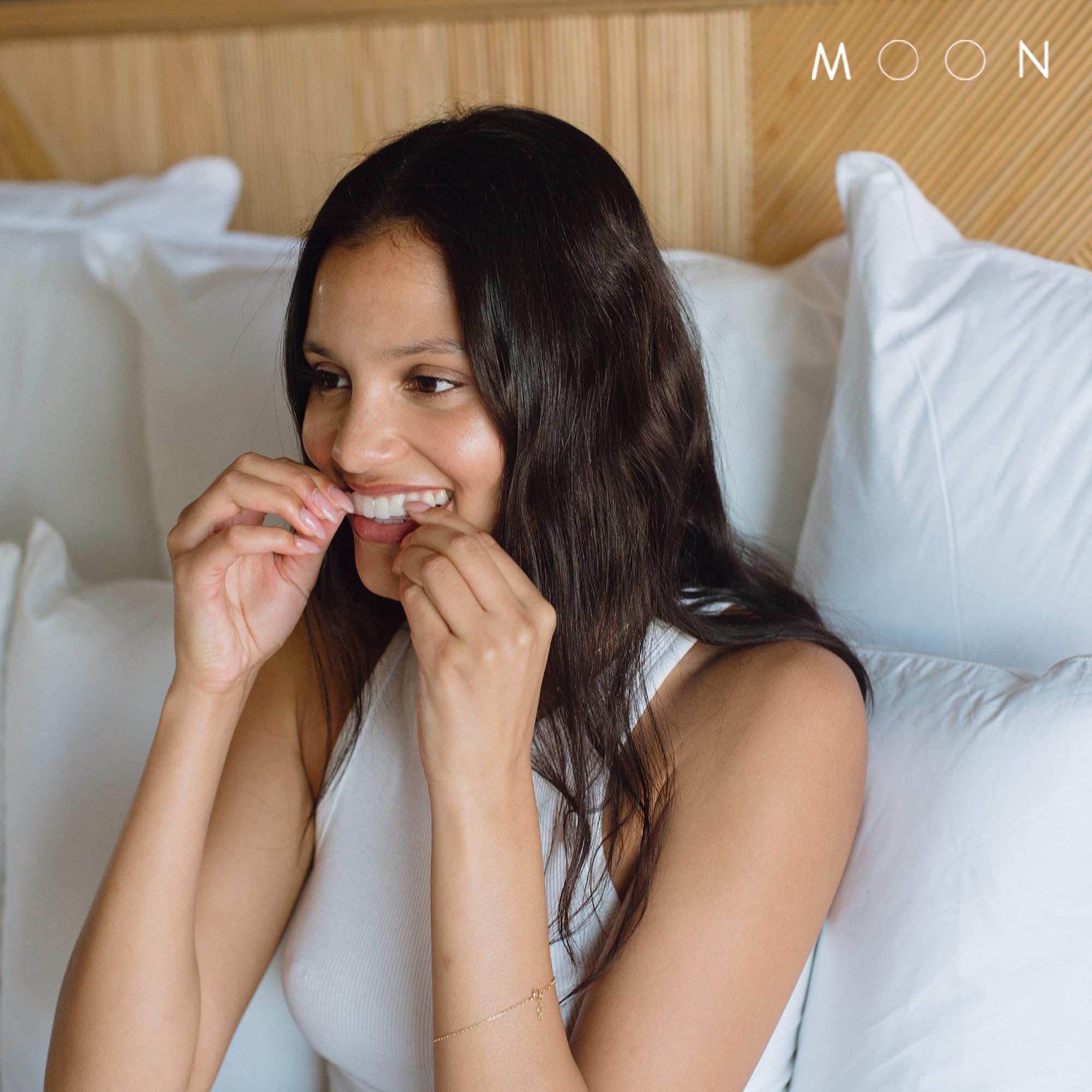 MOON tira con hoja de menta ilustrando frescor y aliento más limpio