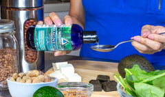 Mother Earth Minerals producto en un entorno de bienestar para hidratación diaria