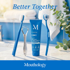 Mouthology comparación de tamaño junto a un cepillo de dientes para referencia