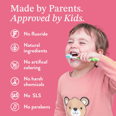 Mouthology niño cepillando dientes con pasta sandía fomenta hábito diario
