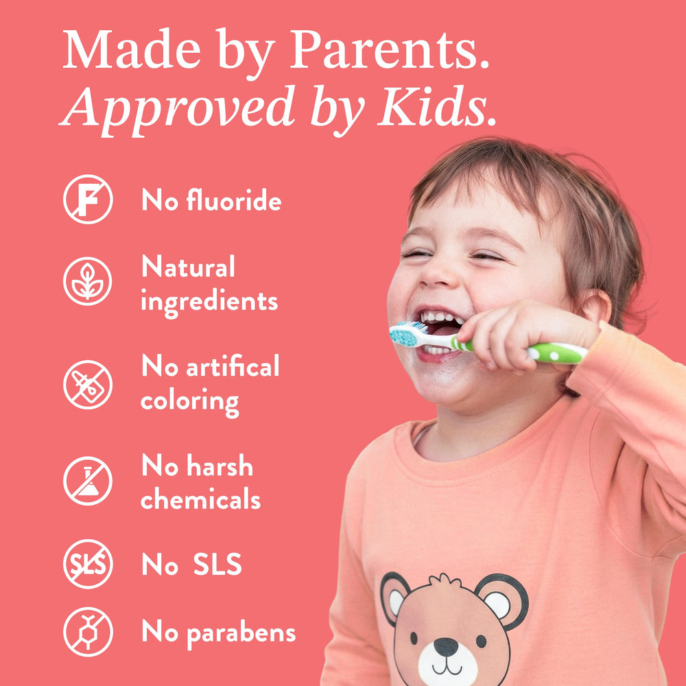 Mouthology niño cepillando con ayuda de adulto, fomenta buenos hábitos