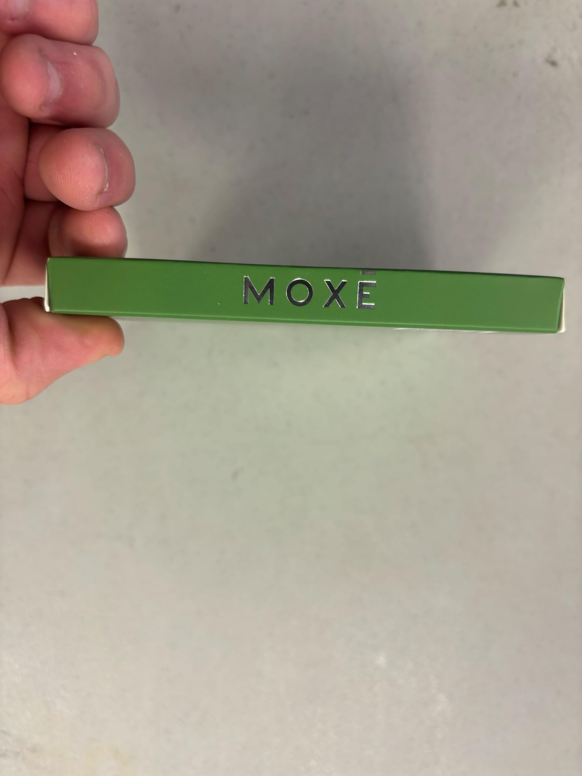 MOXE inhalador dentro de bolso urbano para uso cotidiano y discreto