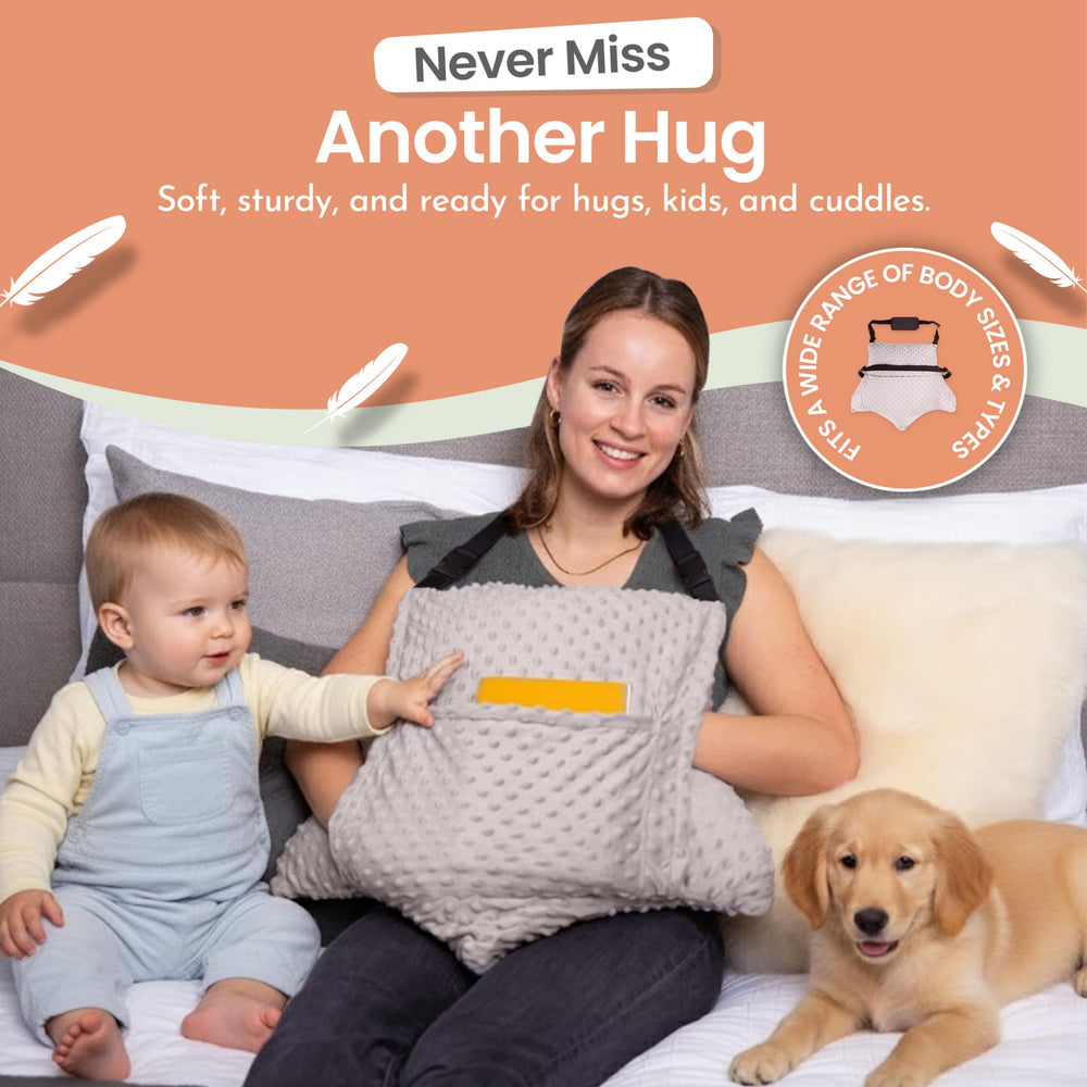 MOYOAMA almohada junto a manos que muestran escala y tamaño práctico para reposo