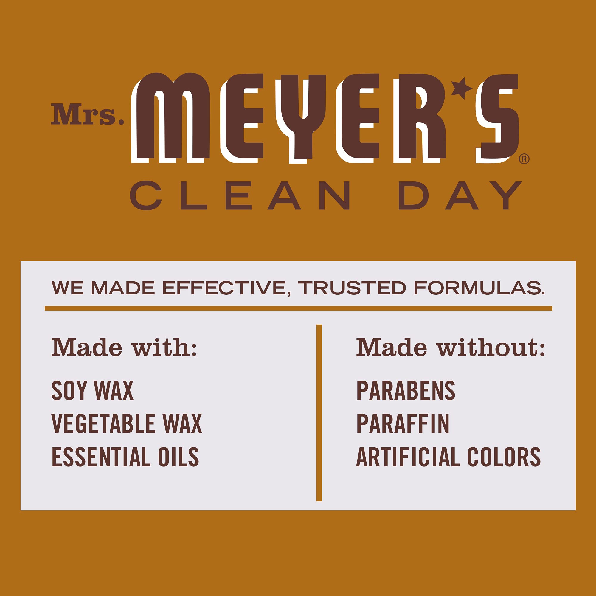 Mrs. MEYER'S vela encendida en sala creando ambiente acogedor