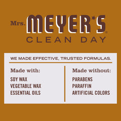 Mrs. MEYER'S vela encendida en sala creando ambiente acogedor