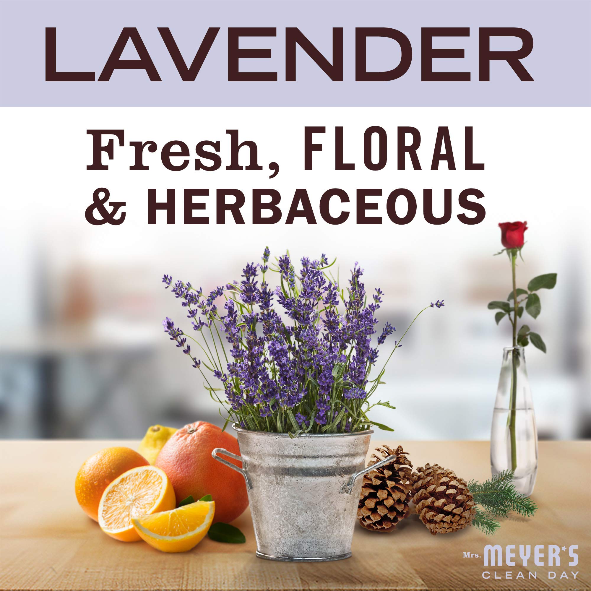 Mrs. MEYER'S mecha encendida emitiendo luz suave, crea ambiente relajante y aroma duradero