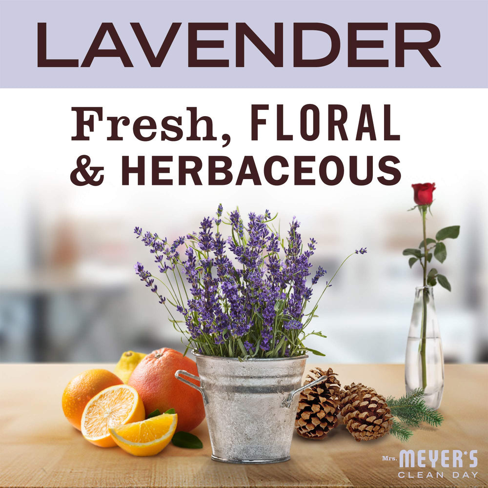 Mrs. MEYER'S mecha encendida emitiendo luz suave, crea ambiente relajante y aroma duradero