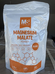 Envase de 500 g MS Finechem junto a objeto cotidiano para escala y duración