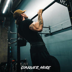 MTN OPS gominolas sobre fondo azul resaltando el sabor Blue Razz