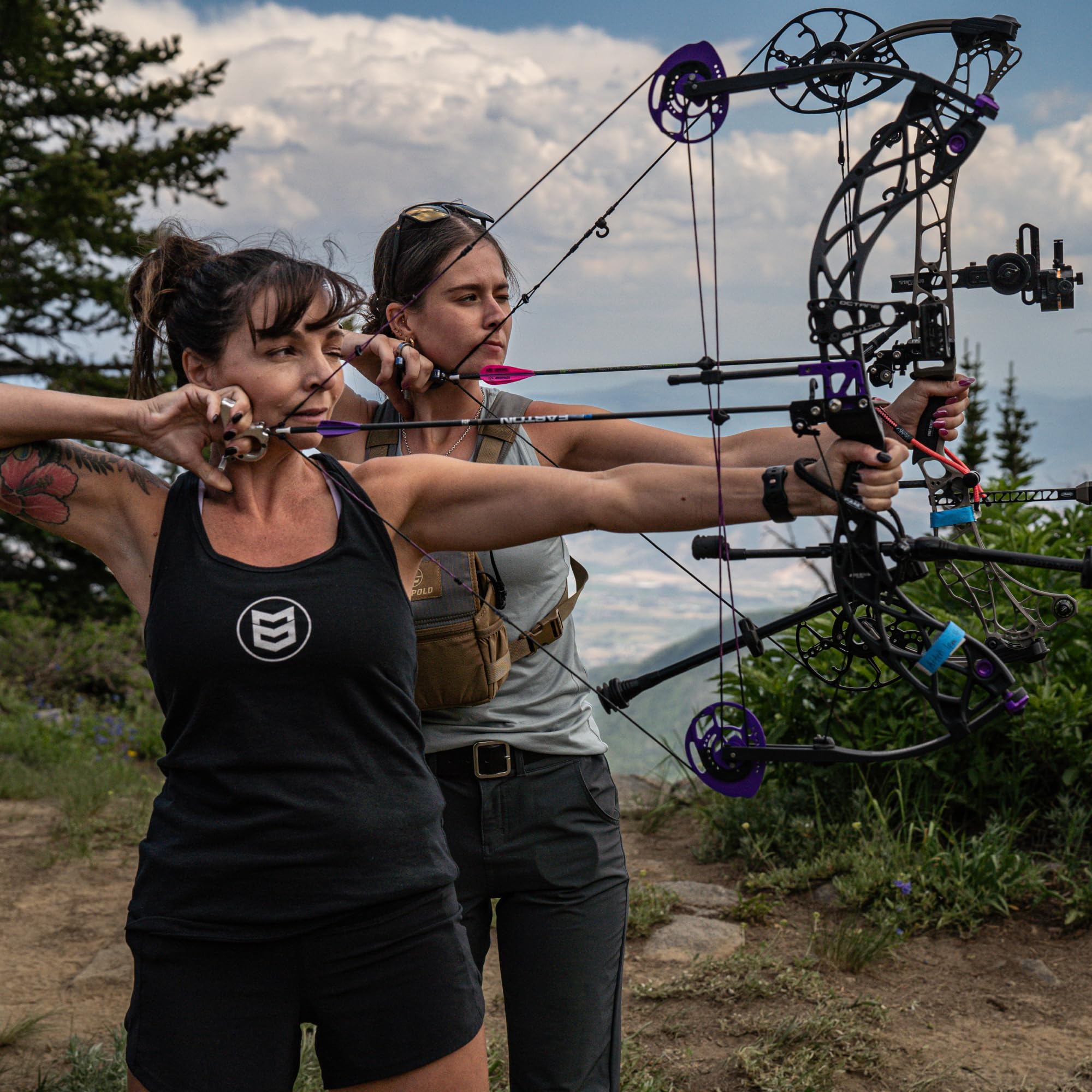 MTN OPS cápsula Multi-V en mano que muestra escala y conveniencia para viajes