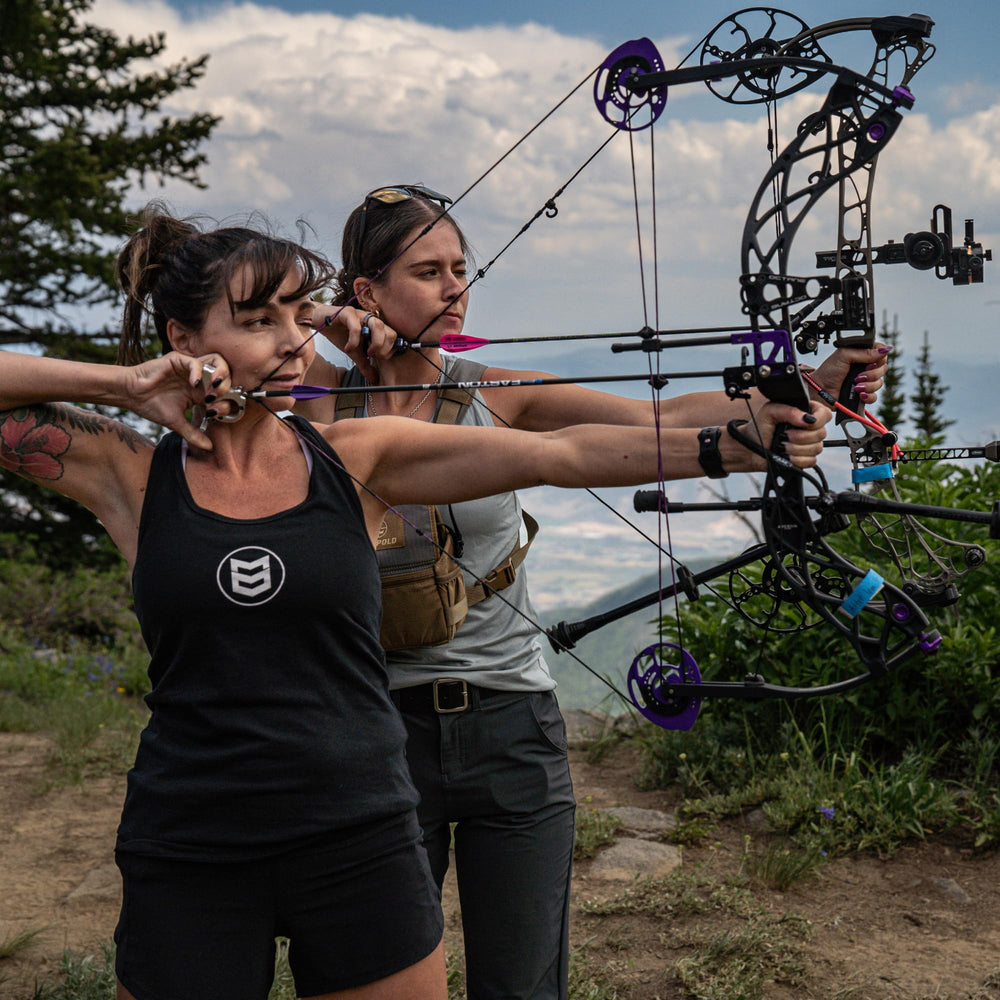 MTN OPS cápsula Multi-V en mano que muestra escala y conveniencia para viajes