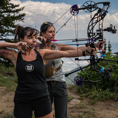 MTN OPS cápsula Multi-V en mano que muestra escala y conveniencia para viajes