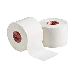 Mueller M-Tape en atleta durante entrenamiento mostrando resistencia al sudor