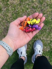 MUELLER tapa giratoria abierta mostrando el acceso fácil al chicle