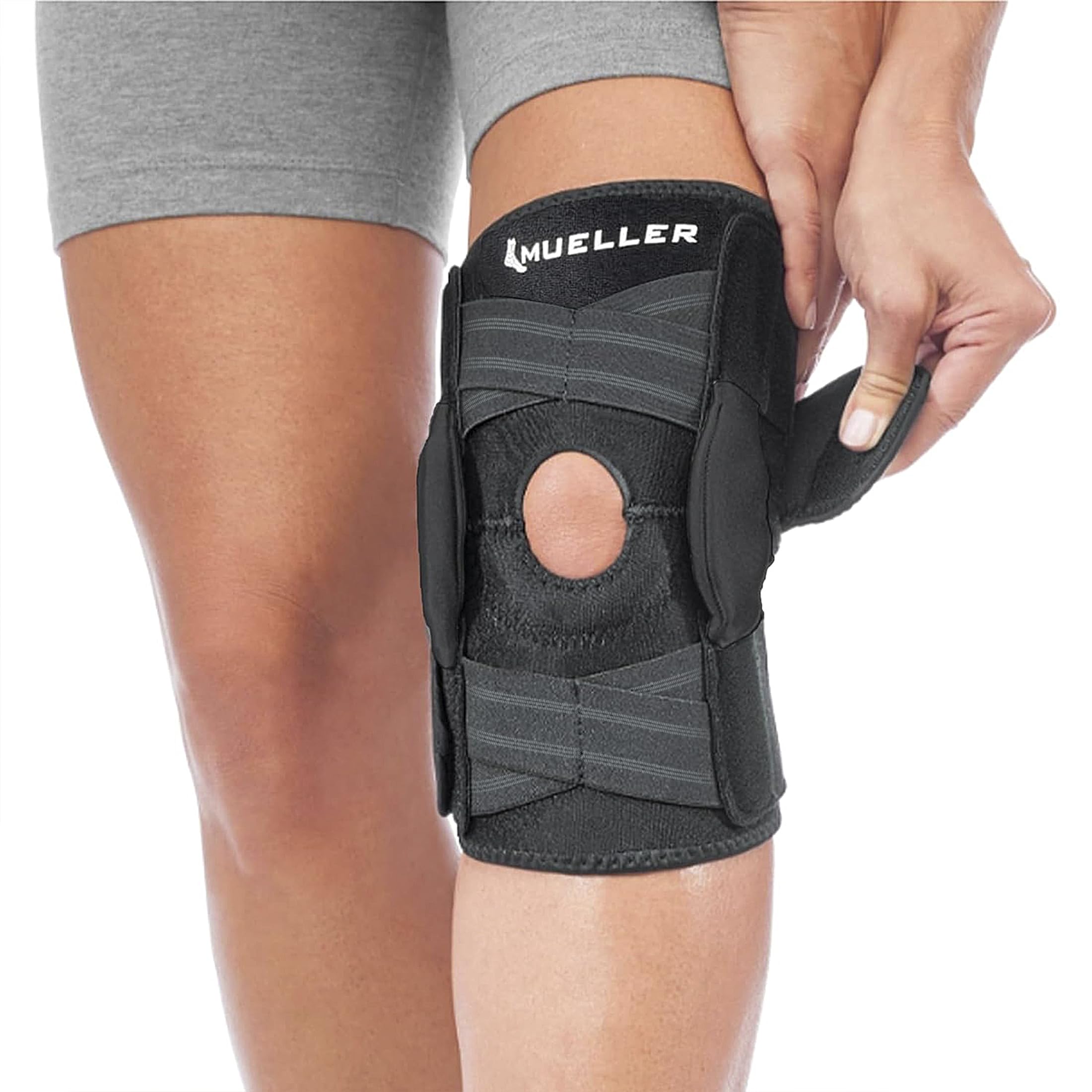 MUELLER rodillera frontal mostrando ajuste y soporte estable
